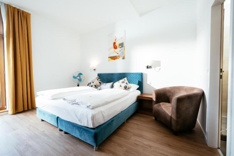 Deluxe Double Room with Balcony image 2