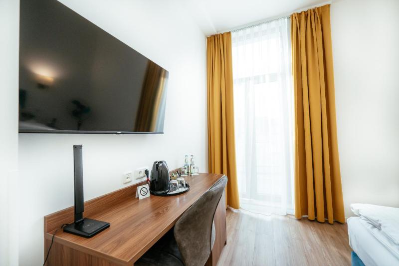 Deluxe Double Room with Balcony image 3