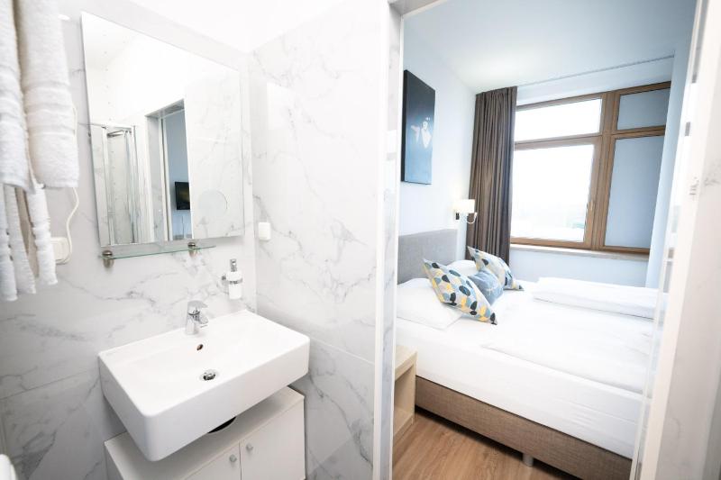 Single Room image 3