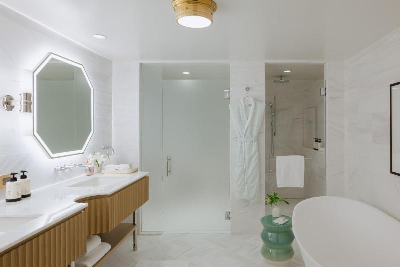 Corner One-Bedroom King Suite with Oceanfront  image 2