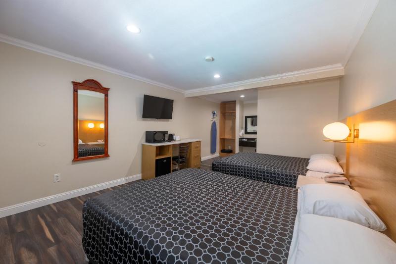 Superior Queen Room with Two Queen Beds image 4