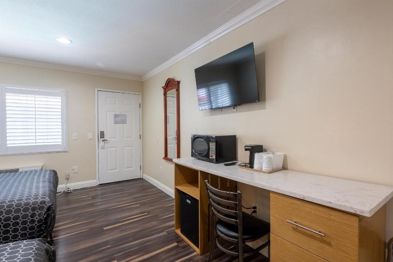 Superior Queen Room with Two Queen Beds image 4