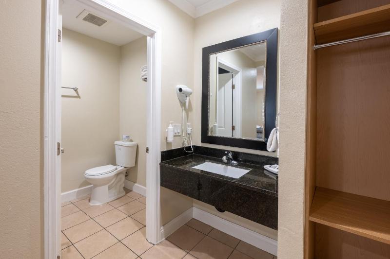 Hollywood City Inn - image 4