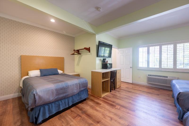 Family Room image 4