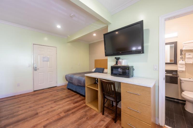 Family Room image 3