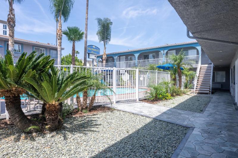 Hollywood City Inn - image 8