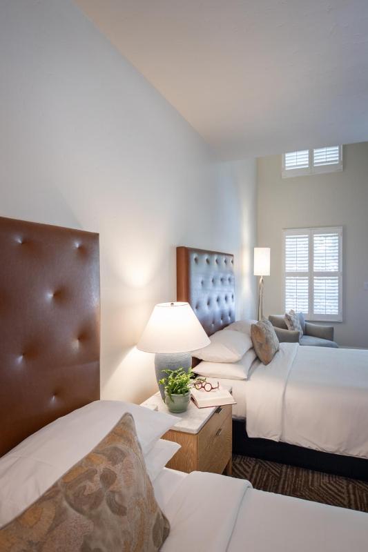 Deluxe Queen Room with Two Queen Beds image 4