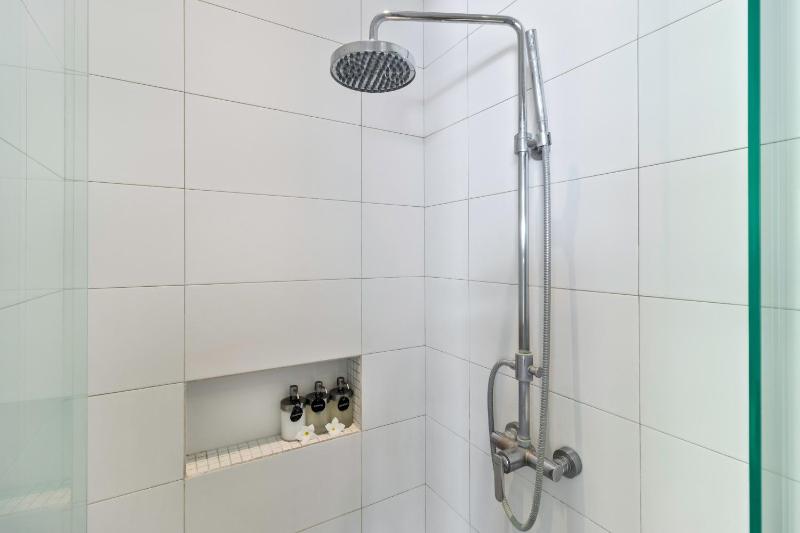Perfect for Couples and Solo Travellers - image 17