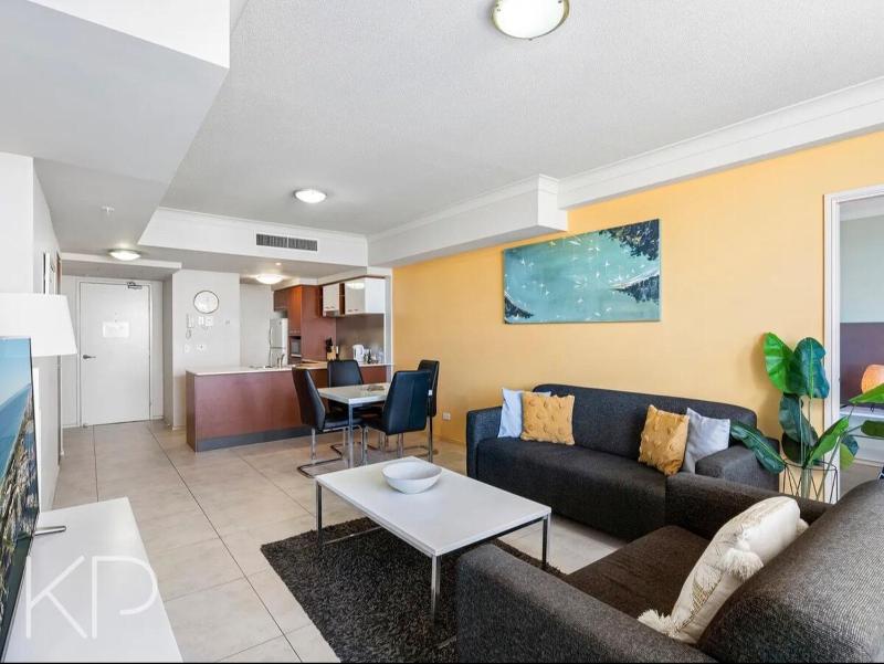 Surfers Paradise Chevron: Sea & City Views - image 15