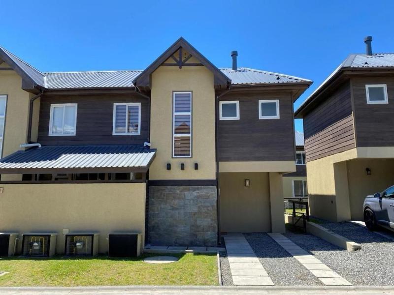 Hermosa casa en condominio en Pucón - image 1