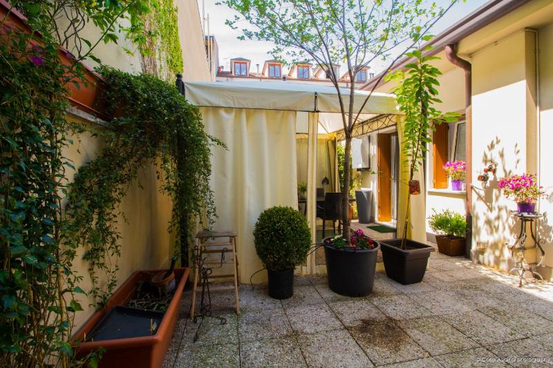 Deluxe Double Room with Balcony image 2