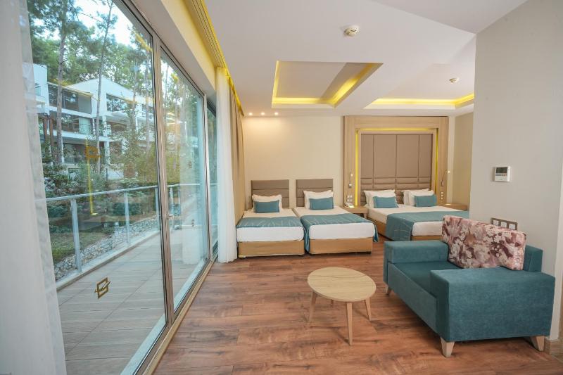 Standard Quadruple Room image 1