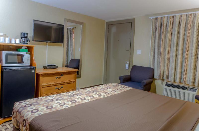 King Room - Non-Smoking image 2