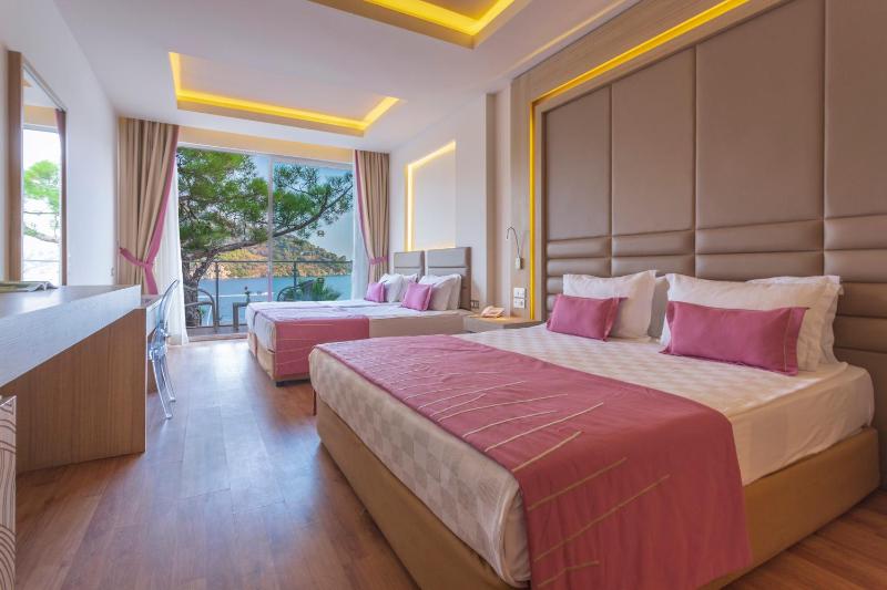 Quadruple Room with Sea View image 1