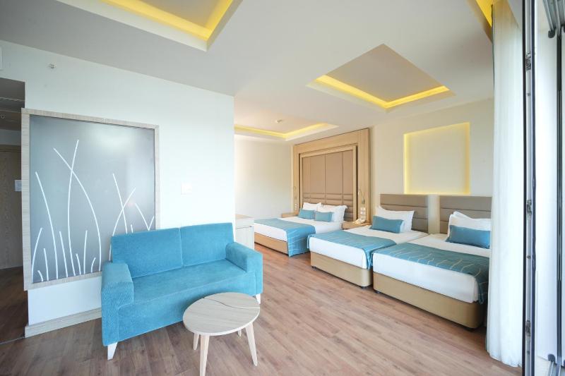 Quadruple Room with Sea View image 4