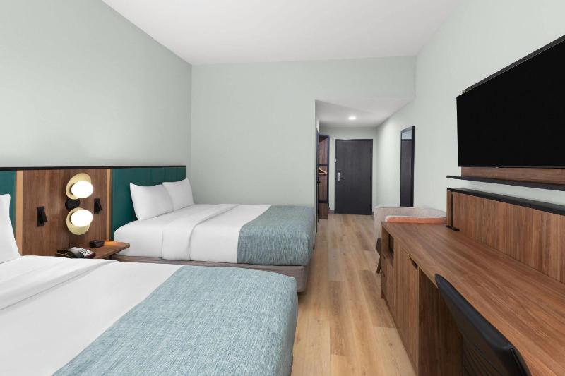 Queen Room with Two Queen Beds and Walk In Shower - Mobility Accessible/Non-Smoking image 2