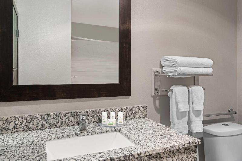 Queen Room with Bathtub w/Grab Bars - Mobility Accessible/Non-Smoking image 3