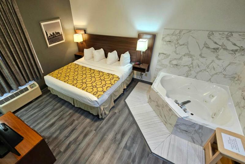 King Suite with Jetted Tub - Non-Smoking image 1