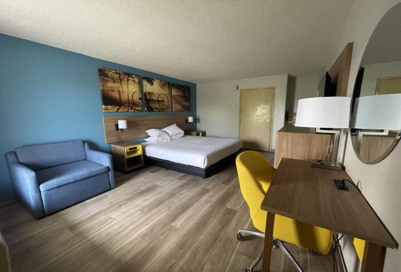 King Room with Roll-In Shower - Mobility Accessible/Non-Smoking image 1