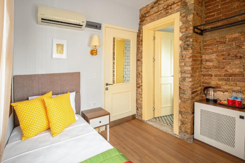 Single Room with Garden View image 3
