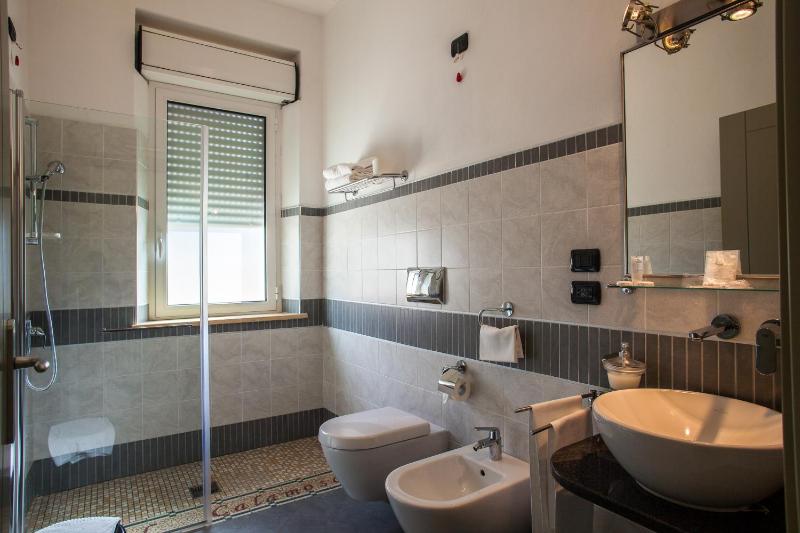 Deluxe Double or Twin Room with Sea View image 4
