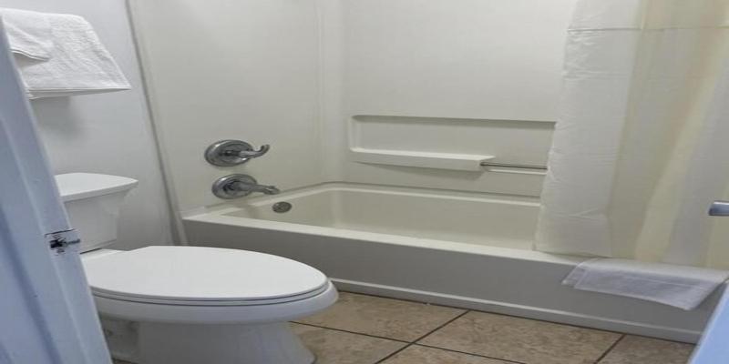 Standard King Room image 2
