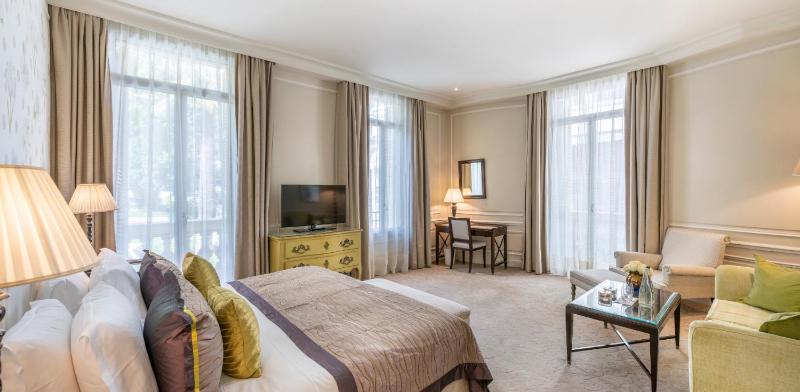 Junior Suite with City or Courtyard View image 2