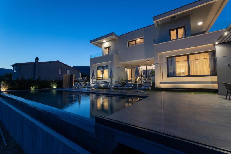 Luxury villa with a swimming pool Kastel Stari Kastela - 24431 - image 8