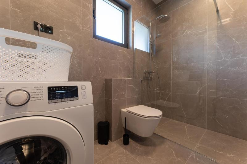 Luxury villa with a swimming pool Kastel Stari Kastela - 24431 - image 2