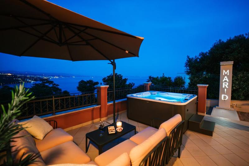 Three-Bedroom Apartment with Terrace and Sea View image 3