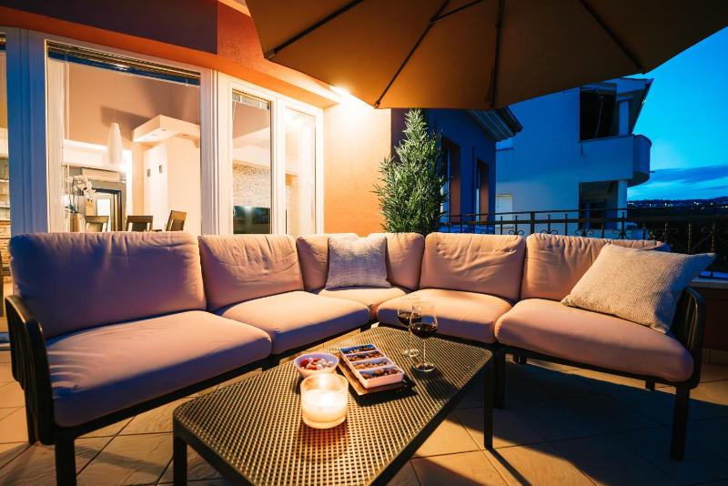 Three-Bedroom Apartment with Terrace and Sea View image 2