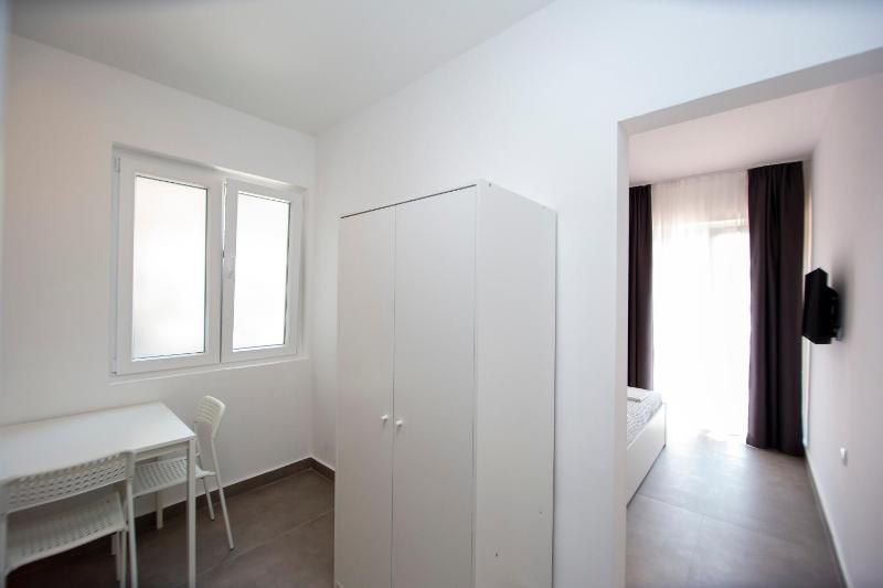 Studio Apartment with Balcony image 3