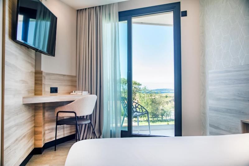 Standard Double or Twin Room with Balcony image 4