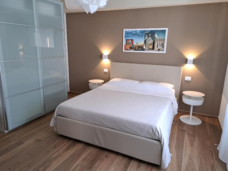 Deluxe Double Room image 3