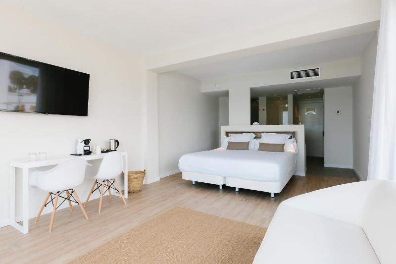 Junior Suite Frontal Sea View image 4