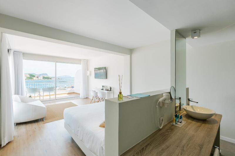 Junior Suite Frontal Sea View image 3
