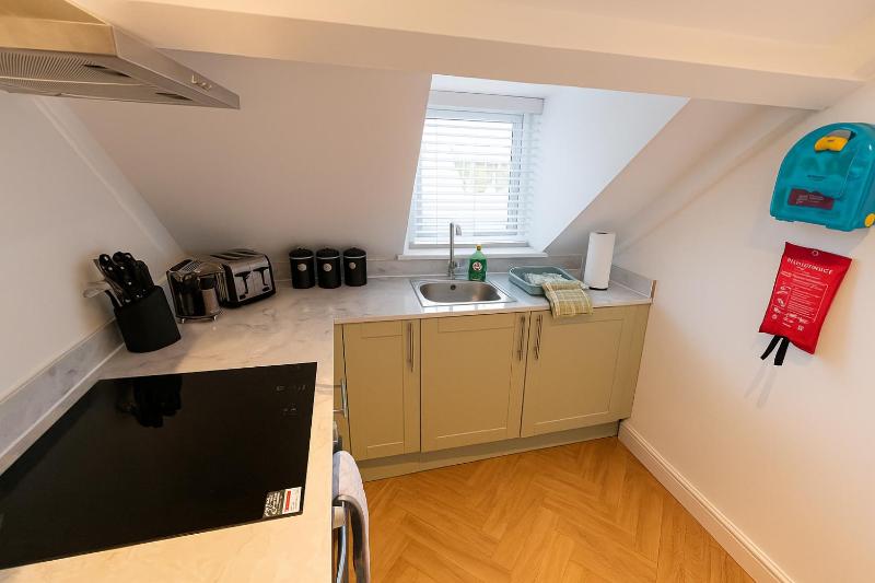 Nestee Serviced Apartments - Central Torquay - Pet Friendly - Harbour Views - image 9