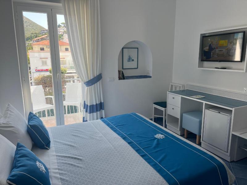 Double or Twin Room with Balcony image 2