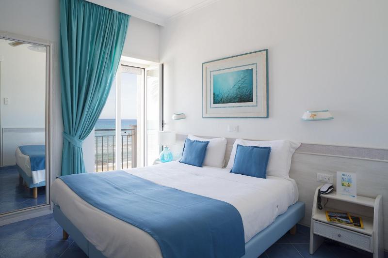 Double or Twin Room with Sea View image 4