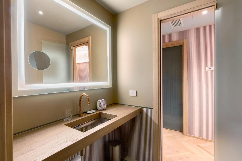 Superior Double Room image 3