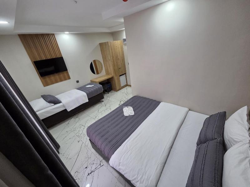 Superior Triple Room image 3