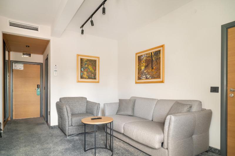 One-Bedroom Apartment image 1