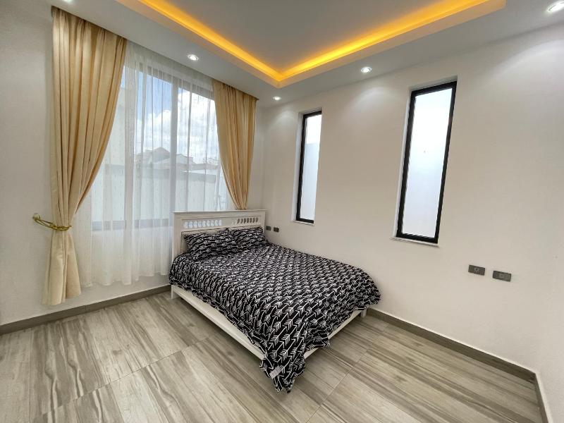 Luxurious & Spacious Mega Home! - image 7
