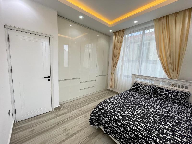 Luxurious & Spacious Mega Home! - image 3