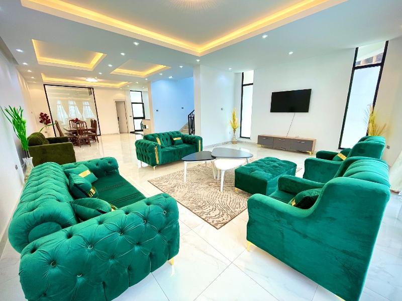 Luxurious & Spacious Mega Home! - image 1