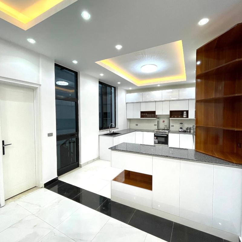 Luxurious & Spacious Mega Home! - image 5