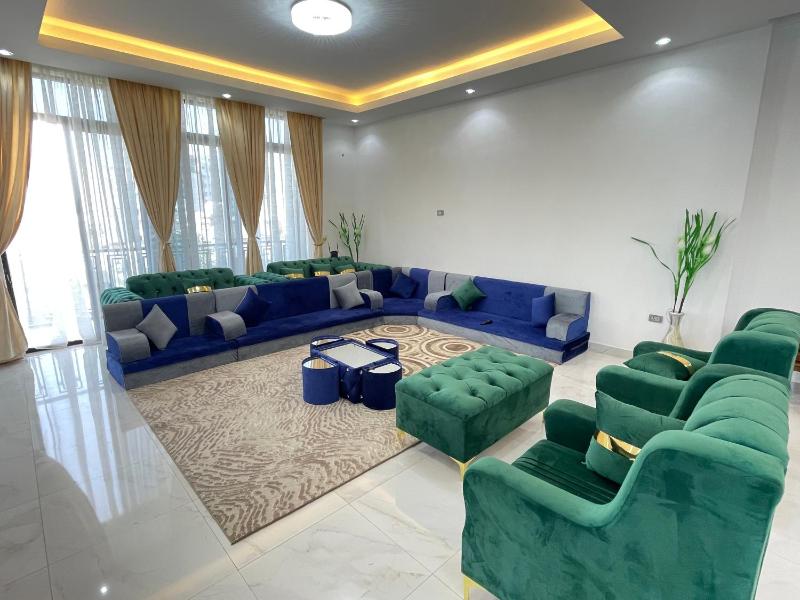 Luxurious & Spacious Mega Home! - image 8