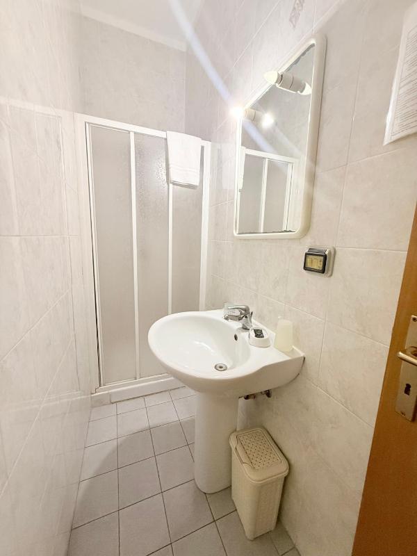Single Room image 3