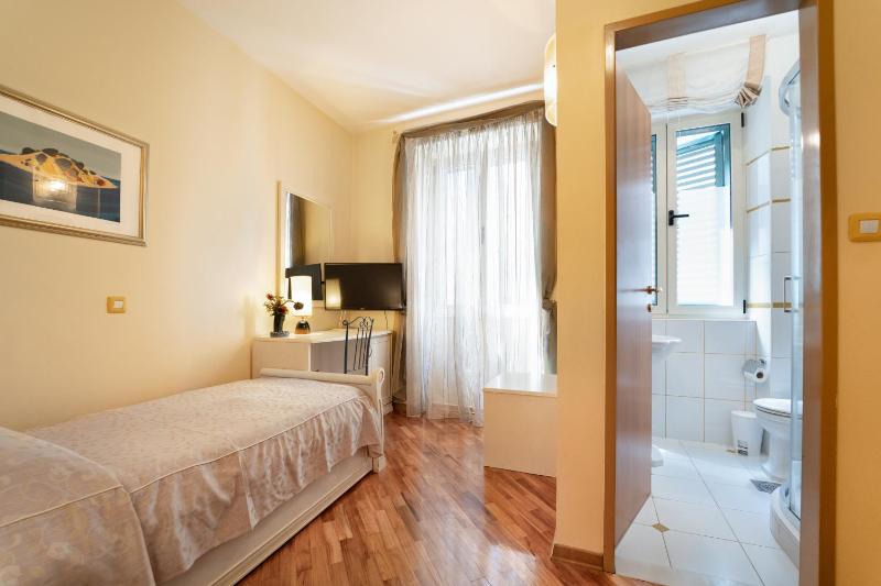 Single Room image 3
