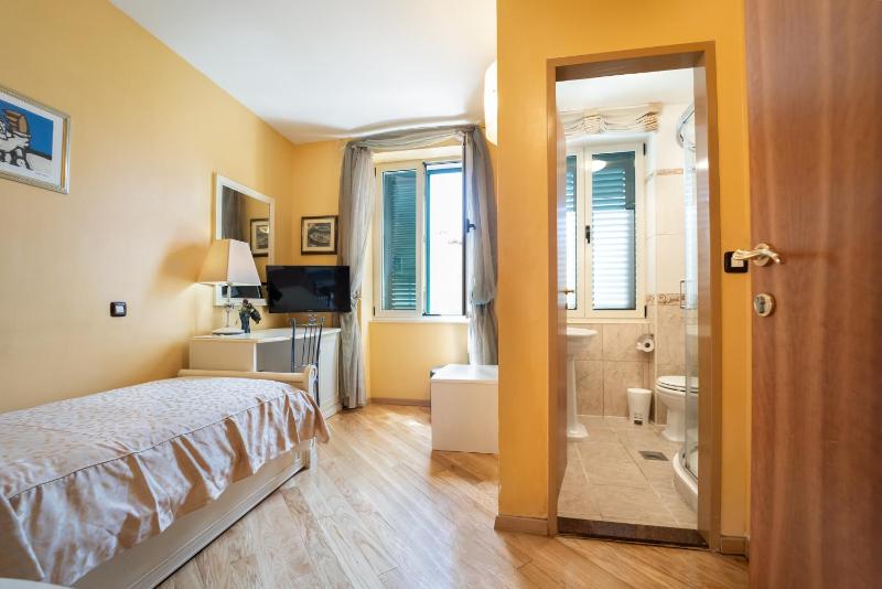 Single Room image 4